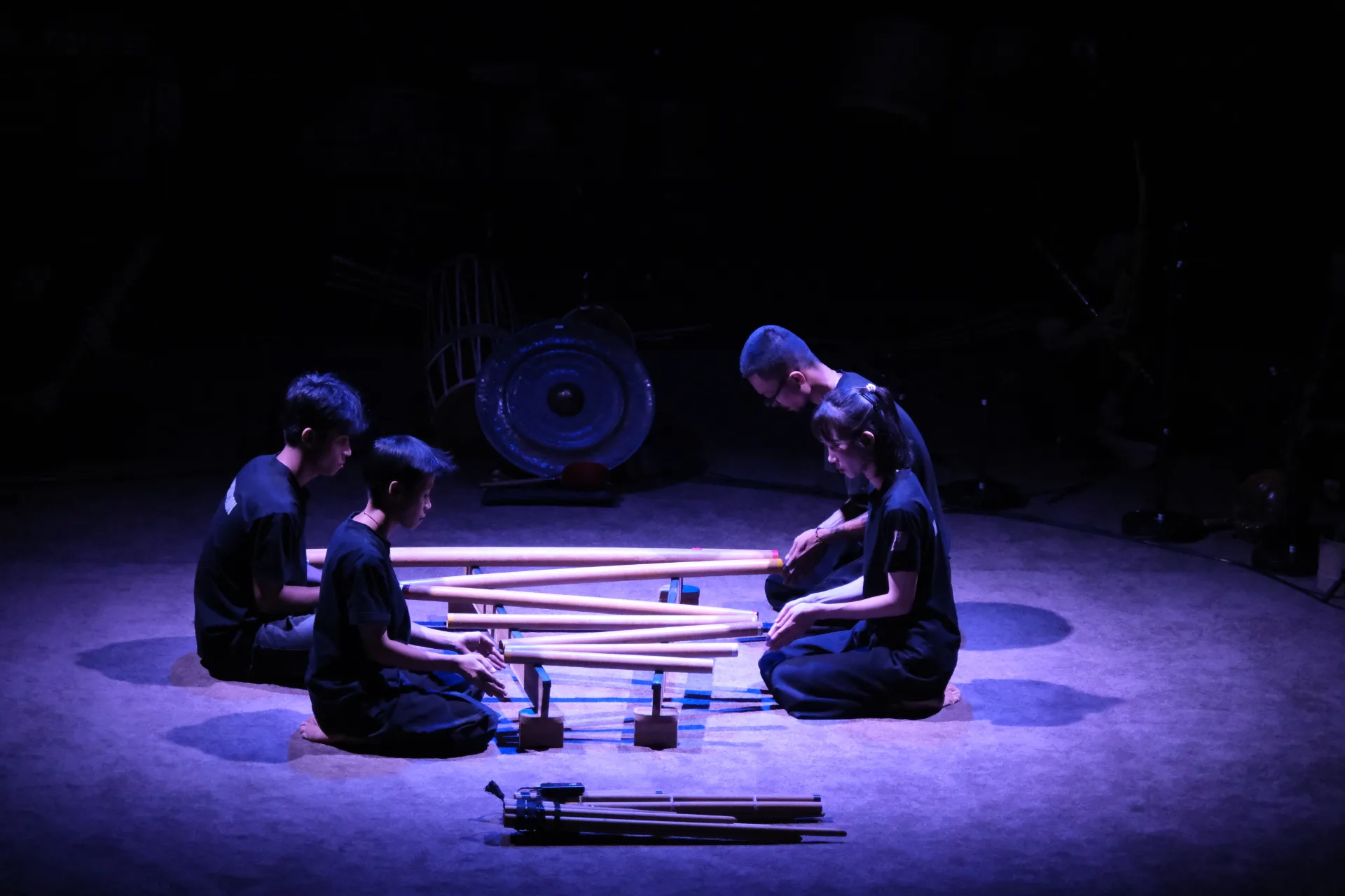 Nghệ sĩ S.E.A SOUND cùng nhạc cụ bản địa